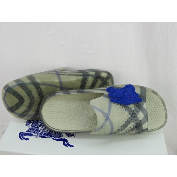 BURBERRY STINGRAY GRAY RUBBER CHECK WITH CHARM LOGO SANDALS SLIDES 8 41 ITALY - Picture 13 of 16